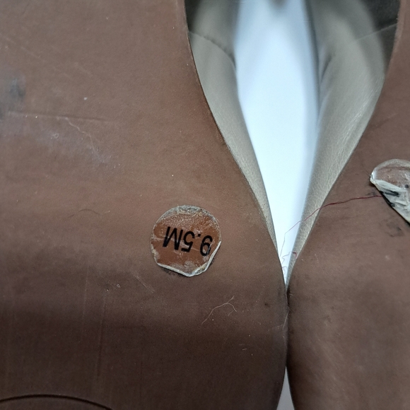 Tory Burch Caroline wedge heel, size 9.5M  Tan - Picture 4 of 16